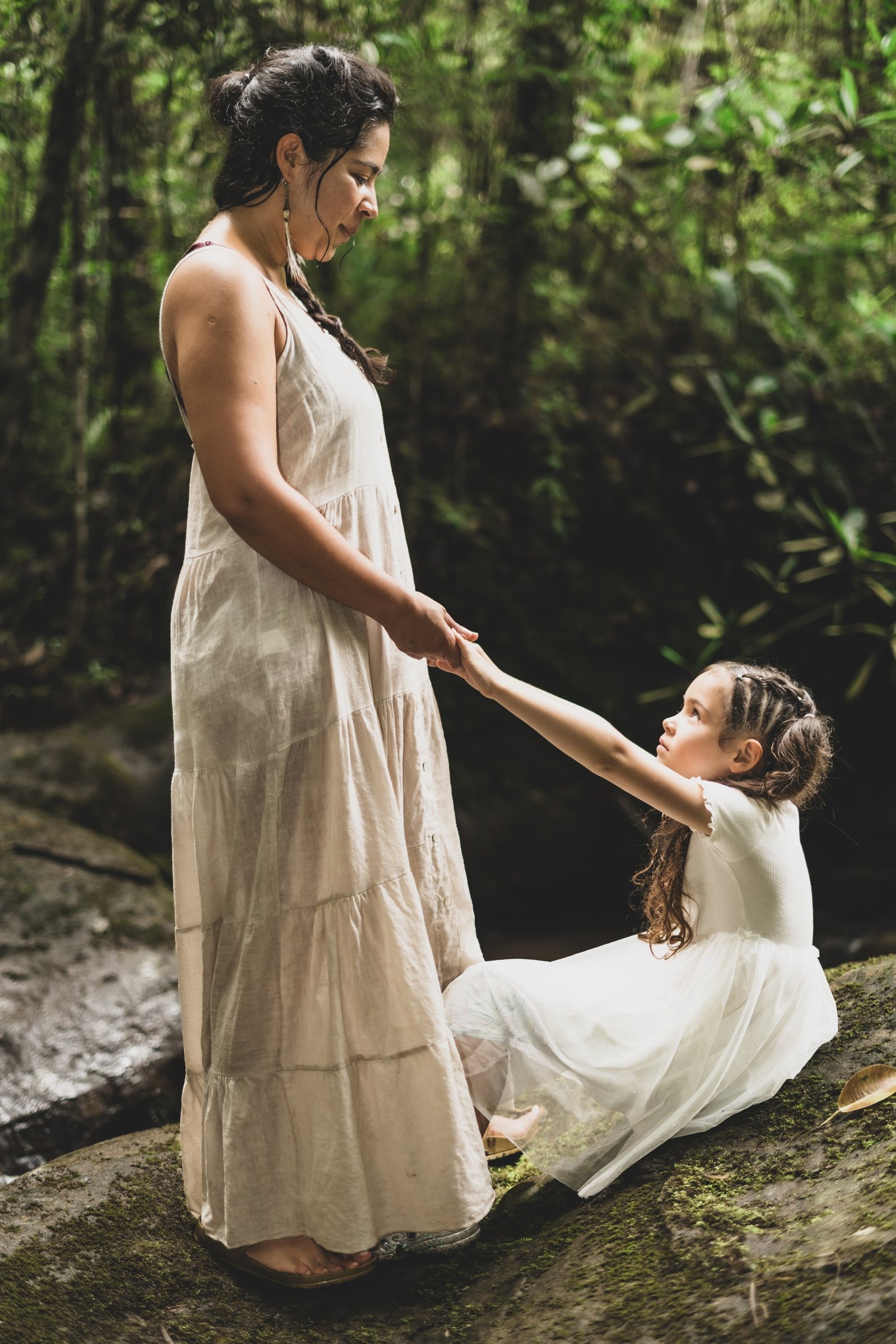 Madre e hija en la naturaleza