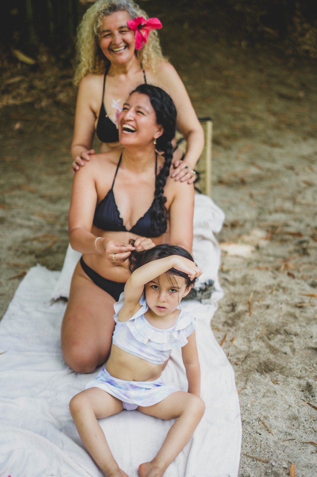 Abuela, madre y nieta en la playa